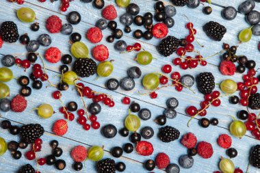 Çeşitli taze yaz meyveleri. Üstten görünüm. Çilek meyve renk gıda dessertberries karıştırın. Antioksidan, detoks diyet, organik meyve.