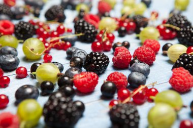 Çeşitli taze yaz meyveleri. Üstten görünüm. Çilek meyve renk gıda dessertberries karıştırın. Antioksidan, detoks diyet, organik meyve.