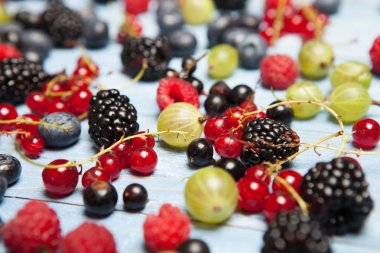 Çeşitli taze yaz meyveleri. Üstten görünüm. Çilek meyve renk gıda dessertberries karıştırın. Antioksidan, detoks diyet, organik meyve.