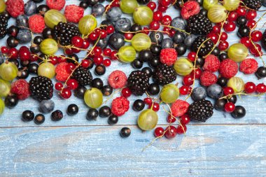 Çeşitli taze yaz meyveleri. Üstten görünüm. Çilek meyve renk gıda dessertberries karıştırın. Antioksidan, detoks diyet, organik meyve.