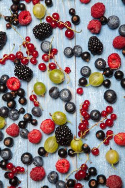 Çeşitli taze yaz meyveleri. Üstten görünüm. Çilek meyve renk gıda dessertberries karıştırın. Antioksidan, detoks diyet, organik meyve.