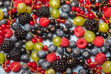 Çeşitli taze yaz meyveleri. Üstten görünüm. Çilek meyve renk gıda dessertberries karıştırın. Antioksidan, detoks diyet, organik meyve.