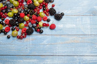 Çeşitli taze yaz meyveleri. Üstten görünüm. Çilek meyve renk gıda dessertberries karıştırın. Antioksidan, detoks diyet, organik meyve.