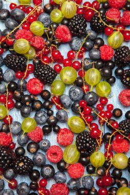 Çeşitli taze yaz meyveleri. Üstten görünüm. Çilek meyve renk gıda dessertberries karıştırın. Antioksidan, detoks diyet, organik meyve.