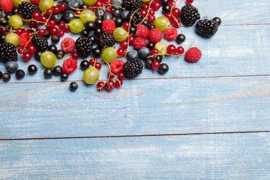 Çeşitli taze yaz meyveleri. Üstten görünüm. Çilek meyve renk gıda dessertberries karıştırın. Antioksidan, detoks diyet, organik meyve.