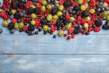 Çeşitli taze yaz meyveleri. Üstten görünüm. Çilek meyve renk gıda dessertberries karıştırın. Antioksidan, detoks diyet, organik meyve.