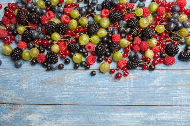 Çeşitli taze yaz meyveleri. Üstten görünüm. Çilek meyve renk gıda dessertberries karıştırın. Antioksidan, detoks diyet, organik meyve.