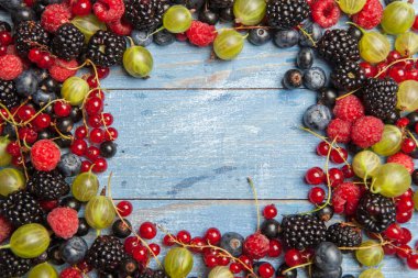 Çeşitli taze yaz meyveleri. Üstten görünüm. Çilek meyve renk gıda dessertberries karıştırın. Antioksidan, detoks diyet, organik meyve.