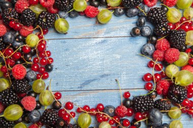 Çeşitli taze yaz meyveleri. Üstten görünüm. Çilek meyve renk gıda dessertberries karıştırın. Antioksidan, detoks diyet, organik meyve.