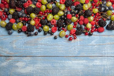 Çeşitli taze yaz meyveleri. Üstten görünüm. Çilek meyve renk gıda dessertberries karıştırın. Antioksidan, detoks diyet, organik meyve.