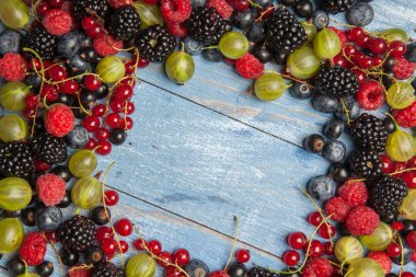 Çeşitli taze yaz meyveleri. Üstten görünüm. Çilek meyve renk gıda dessertberries karıştırın. Antioksidan, detoks diyet, organik meyve.