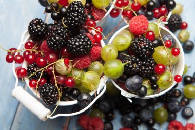 Çeşitli taze yaz meyveleri. Üstten görünüm. Çilek meyve renk gıda dessertberries karıştırın. Antioksidan, detoks diyet, organik meyve.