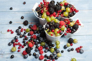 Çeşitli taze yaz meyveleri. Üstten görünüm. Çilek meyve renk gıda dessertberries karıştırın. Antioksidan, detoks diyet, organik meyve.