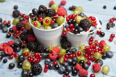 Çeşitli taze yaz meyveleri. Üstten görünüm. Çilek meyve renk gıda dessertberries karıştırın. Antioksidan, detoks diyet, organik meyve.