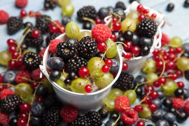 Çeşitli taze yaz meyveleri. Üstten görünüm. Çilek meyve renk gıda dessertberries karıştırın. Antioksidan, detoks diyet, organik meyve.