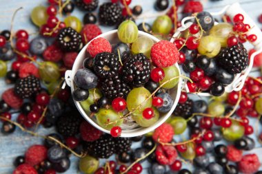 Çeşitli taze yaz meyveleri. Üstten görünüm. Çilek meyve renk gıda dessertberries karıştırın. Antioksidan, detoks diyet, organik meyve.