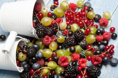 Çeşitli taze yaz meyveleri. Üstten görünüm. Çilek meyve renk gıda dessertberries karıştırın. Antioksidan, detoks diyet, organik meyve.