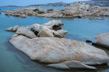 Turkuaz rengini ve saydamlığını denizin çevresinde Adası La Maddalena, Sardunya. Güzel ve temiz plaj