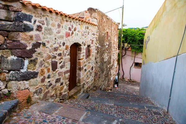 Renkli geleneksel Bosa köyünde, Sardunya, İtalya ev sahipliği yapmaktadır. Ortaçağ kenti. Bosa güzel sokak