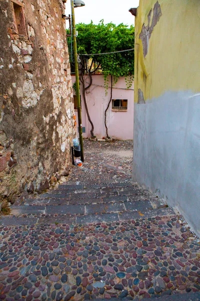 Renkli geleneksel Bosa köyünde, Sardunya, İtalya ev sahipliği yapmaktadır. Ortaçağ kenti. Bosa güzel sokak