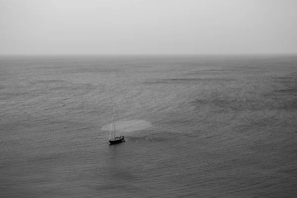Одинокий Парусник Плывущий Океану — стоковое фото