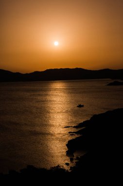 Gün batımı ile güzel manzara Sardunya, İtalya.