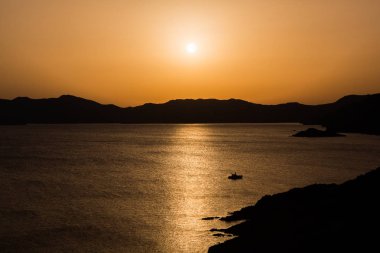 Gün batımı ile güzel manzara Sardunya, İtalya.