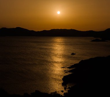 Gün batımı ile güzel manzara Sardunya, İtalya.