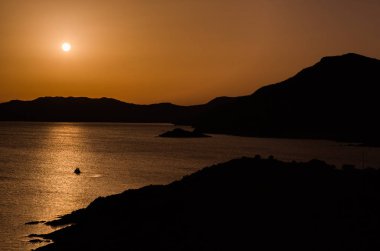 Gün batımı ile güzel manzara Sardunya, İtalya.