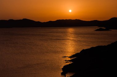 Gün batımı ile güzel manzara Sardunya, İtalya.