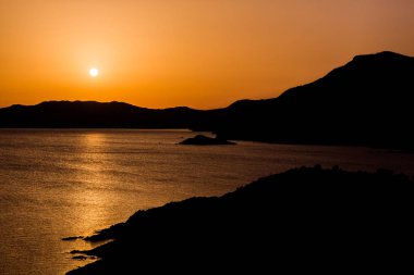 Gün batımı ile güzel manzara Sardunya, İtalya.