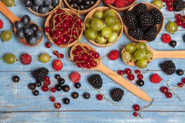 Çeşitli taze yaz meyveleri. Üstten görünüm. Çilek meyve renk gıda dessertberries karıştırın. Antioksidan, detoks diyet, organik meyve.