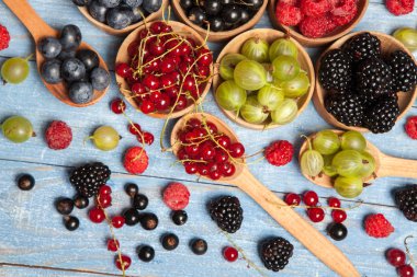 Çeşitli taze yaz meyveleri. Üstten görünüm. Çilek meyve renk gıda dessertberries karıştırın. Antioksidan, detoks diyet, organik meyve.