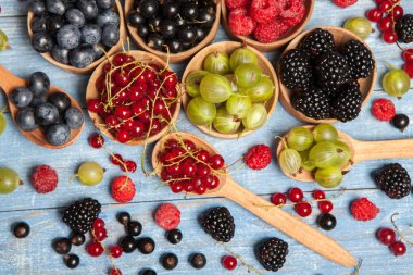 Çeşitli taze yaz meyveleri. Üstten görünüm. Çilek meyve renk gıda dessertberries karıştırın. Antioksidan, detoks diyet, organik meyve.