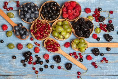 Çeşitli taze yaz meyveleri. Üstten görünüm. Çilek meyve renk gıda dessertberries karıştırın. Antioksidan, detoks diyet, organik meyve.