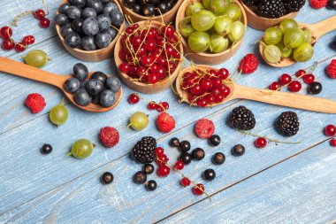 Çeşitli taze yaz meyveleri. Üstten görünüm. Çilek meyve renk gıda dessertberries karıştırın. Antioksidan, detoks diyet, organik meyve.