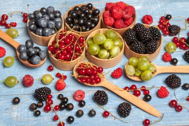 Çeşitli taze yaz meyveleri. Üstten görünüm. Çilek meyve renk gıda dessertberries karıştırın. Antioksidan, detoks diyet, organik meyve.