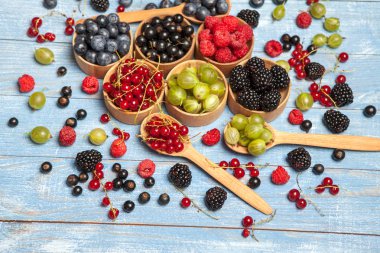 Çeşitli taze yaz meyveleri. Üstten görünüm. Çilek meyve renk gıda dessertberries karıştırın. Antioksidan, detoks diyet, organik meyve.