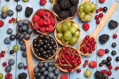Çeşitli taze yaz meyveleri. Üstten görünüm. Çilek meyve renk gıda dessertberries karıştırın. Antioksidan, detoks diyet, organik meyve.