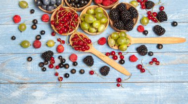 Çeşitli taze yaz meyveleri. Üstten görünüm. Çilek meyve renk gıda dessertberries karıştırın. Antioksidan, detoks diyet, organik meyve.