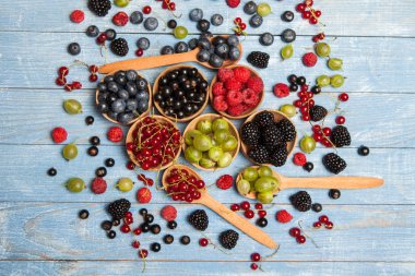 Çeşitli taze yaz meyveleri. Üstten görünüm. Çilek meyve renk gıda dessertberries karıştırın. Antioksidan, detoks diyet, organik meyve.