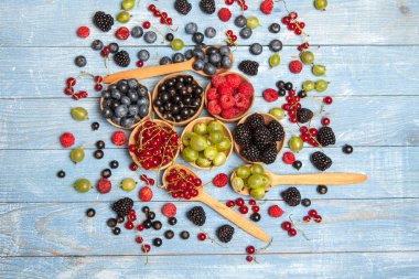 Çeşitli taze yaz meyveleri. Üstten görünüm. Çilek meyve renk gıda dessertberries karıştırın. Antioksidan, detoks diyet, organik meyve.
