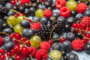 Çeşitli taze yaz meyveleri. Üstten görünüm. Çilek meyve renk gıda dessertberries karıştırın. Antioksidan, detoks diyet, organik meyve.