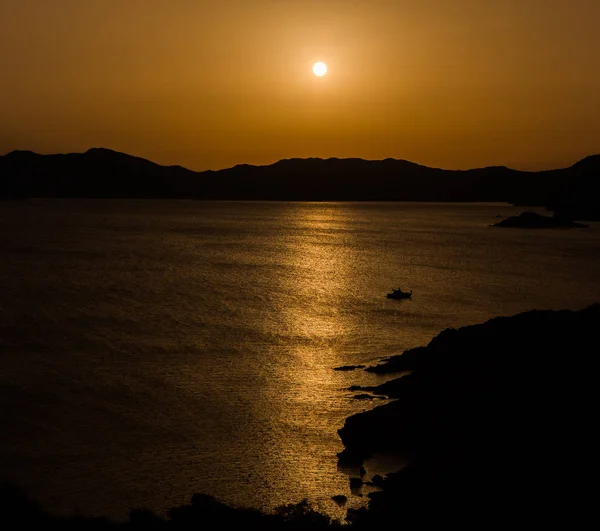 Gün batımı ile güzel manzara Sardunya, İtalya.