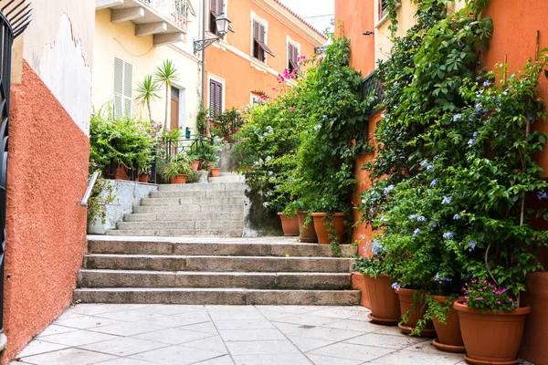 İtalya çiçeklerle süslenmiş güzel sokak