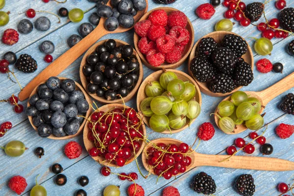 Çeşitli taze yaz meyveleri. Üstten görünüm. Çilek meyve renk gıda dessertberries karıştırın. Antioksidan, detoks diyet, organik meyve.