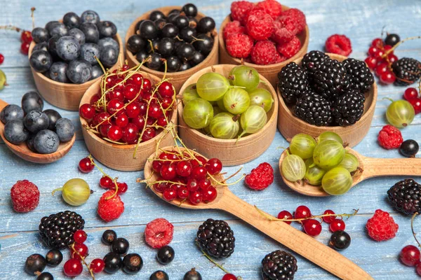 Çeşitli taze yaz meyveleri. Üstten görünüm. Çilek meyve renk gıda dessertberries karıştırın. Antioksidan, detoks diyet, organik meyve.