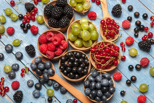 Çeşitli taze yaz meyveleri. Üstten görünüm. Çilek meyve renk gıda dessertberries karıştırın. Antioksidan, detoks diyet, organik meyve.