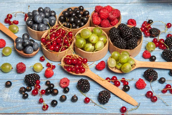 Çeşitli taze yaz meyveleri. Üstten görünüm. Çilek meyve renk gıda dessertberries karıştırın. Antioksidan, detoks diyet, organik meyve.