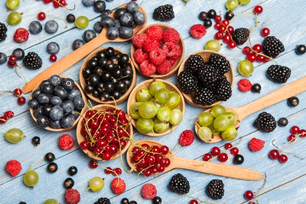 Çeşitli taze yaz meyveleri. Üstten görünüm. Çilek meyve renk gıda dessertberries karıştırın. Antioksidan, detoks diyet, organik meyve.